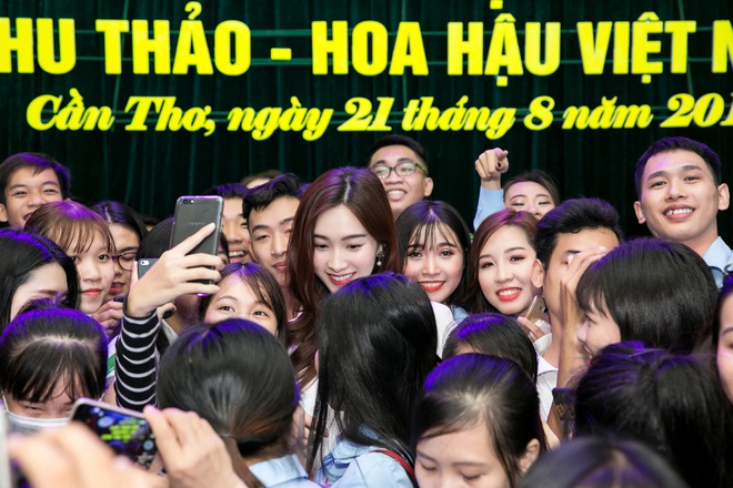 Đặng Thu Thảo rạng rỡ về trường cũ trao học bổng cho sinh viên nghèo vượt khó - Ảnh 8.