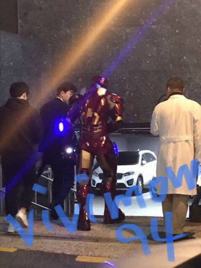 Bạn c&oacute; biết: Bộ gi&aacute;p Iron Man m&agrave; Chanyeol (EXO) sắm đi chơi Halloween c&oacute; gi&aacute; bằng cả c&aacute;i &ocirc;t&ocirc;? - Ảnh 1.