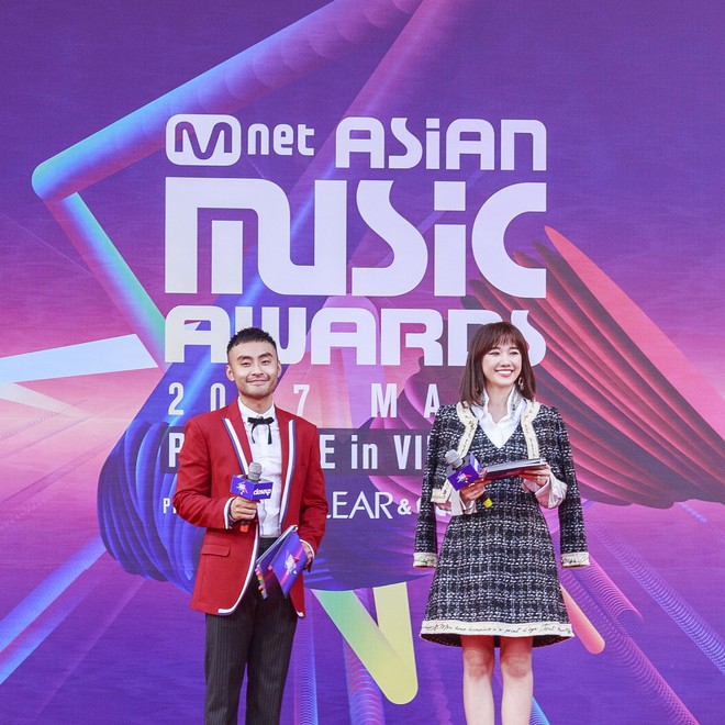 2 sắc thái của Hari Won tại MAMA 2017: Vừa mặc nhầm đồ công sở đã phô ngay vòng 1 trên sân khấu - Ảnh 1.