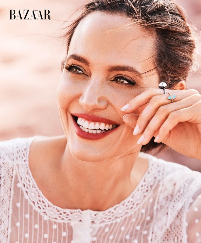 Angelina Jolie chứng minh đẳng cấp huyền thoại nhan sắc thế kỷ 21 với bộ ảnh đẹp say lòng người - Ảnh 2.