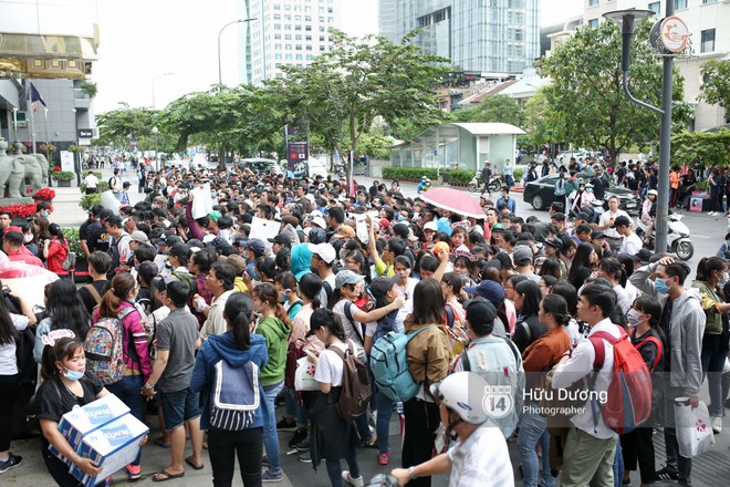 Còn vài tiếng nữa mới đến giờ Mỹ Tâm ký tặng đĩa, fan đã xếp hàng đông đúc từ sớm tại phố đi bộ Nguyễn Huệ - Ảnh 1.