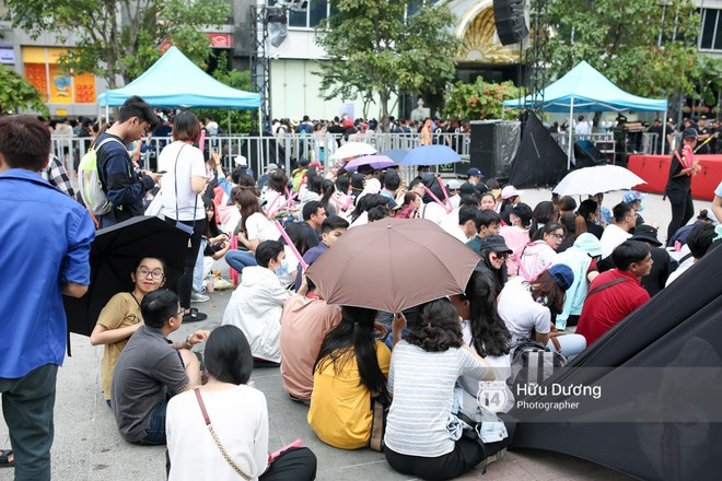 Còn vài tiếng nữa mới đến giờ Mỹ Tâm ký tặng đĩa, fan đã xếp hàng đông đúc từ sớm tại phố đi bộ Nguyễn Huệ - Ảnh 4.