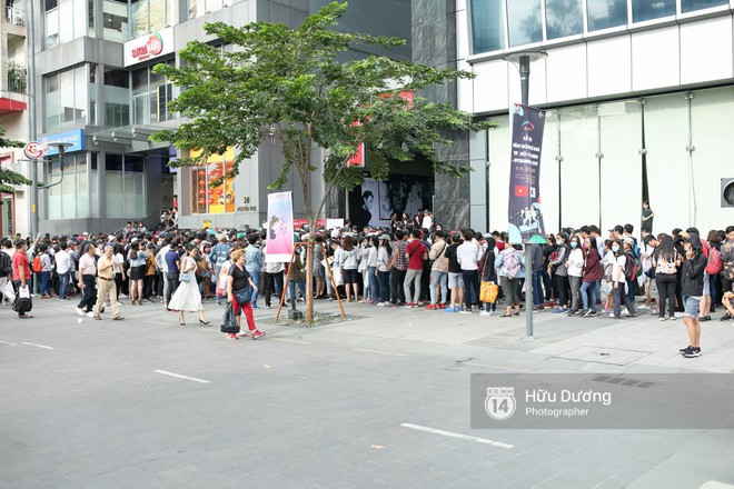 Còn vài tiếng nữa mới đến giờ Mỹ Tâm ký tặng đĩa, fan đã xếp hàng đông đúc từ sớm tại phố đi bộ Nguyễn Huệ - Ảnh 5.
