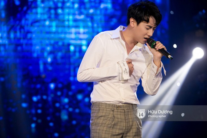 Clip: Rocker Nguyễn cover Lips, Nose, Eyes của Taeyang (BigBang) đầy t&igrave;nh cảm tại buổi ra mắt mini album đầu tay - Ảnh 12.