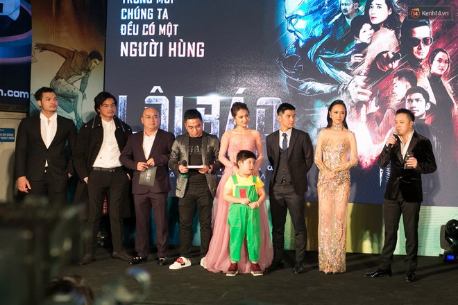 Nhã Phương diện đầm công chúa lộng lẫy giữa dàn trai đẹp Lôi Báo - Ảnh 2.