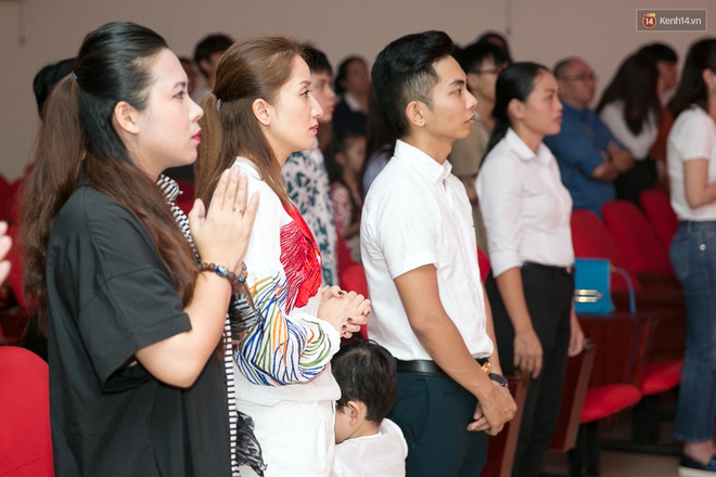 Bảo Thy giản dị, vợ chồng Khánh Thi - Phan Hiển đưa con trai cưng dự lễ giỗ tổ sân khấu - Ảnh 2.