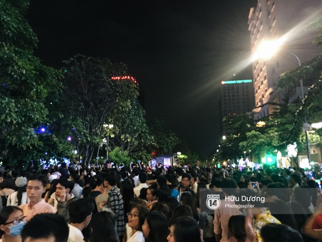 &ldquo;Biển người&rdquo; đổ về xem đ&ecirc;m nhạc giới thiệu album của Mỹ T&acirc;m khiến phố đi bộ tắc nghẽn - Ảnh 8.