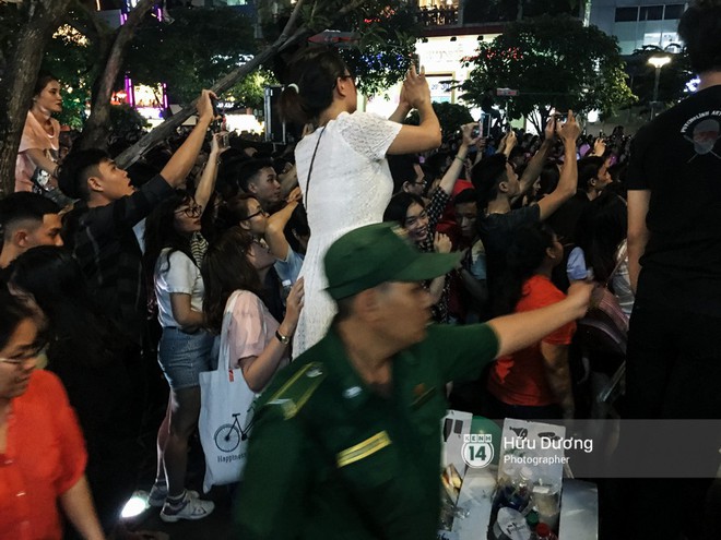 &ldquo;Biển người&rdquo; đổ về xem đ&ecirc;m nhạc giới thiệu album của Mỹ T&acirc;m khiến phố đi bộ tắc nghẽn - Ảnh 11.