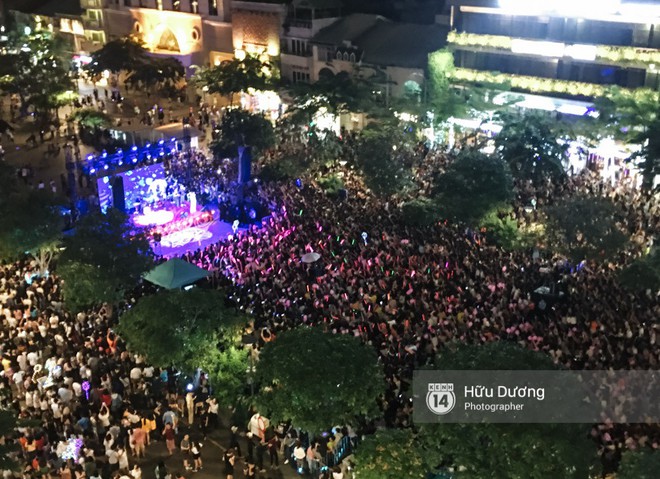 &ldquo;Biển người&rdquo; đổ về xem đ&ecirc;m nhạc giới thiệu album của Mỹ T&acirc;m khiến phố đi bộ tắc nghẽn - Ảnh 2.
