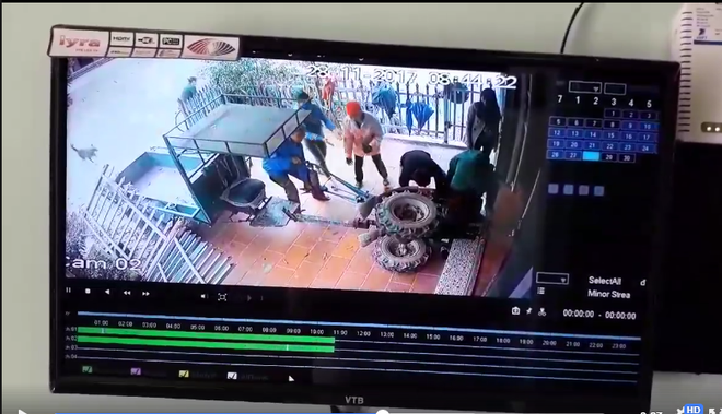 Clip: Xe c&ocirc;ng n&ocirc;ng tự chế mất l&aacute;i t&ocirc;ng sập cổng lao thẳng v&agrave;o nh&agrave; d&acirc;n - Ảnh 3.