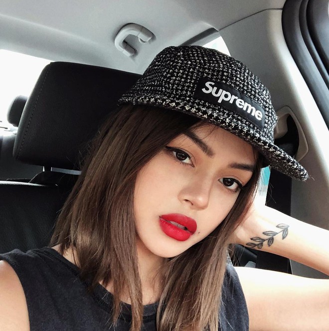 Lily Maymac khéo nịnh fan Việt khi khoe ảnh ăn bánh mì - Ảnh 3.