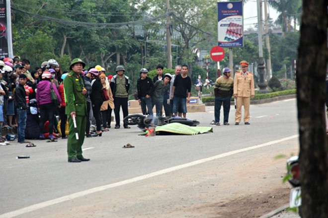 Quảng Bình: Xe máy nát bét, 2 thanh niên thương vong sau va chạm kinh hoàng - Ảnh 2.