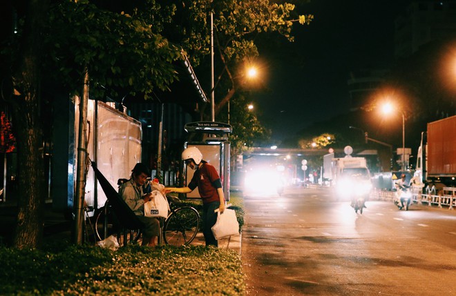 Những “sứ giả” xuyên đêm mang yêu thương đến cho mọi người - Ảnh 3.