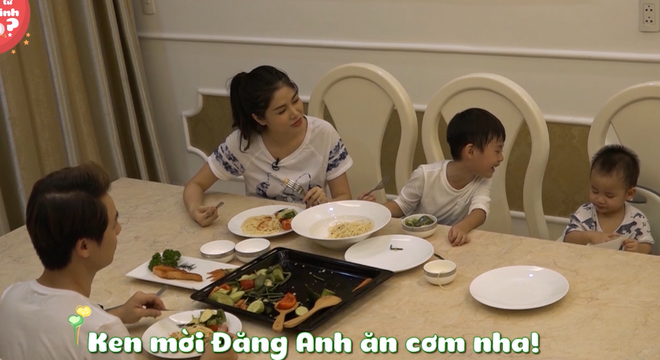 Chùm ảnh: Những biểu cảm yêu không thể tả của 2 cậu con trai Đăng Khôi - Thủy Anh - Ảnh 16.