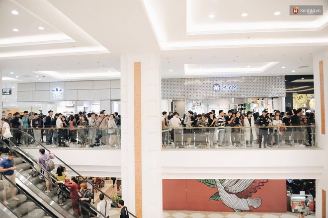 H&M vỡ trận ngày đầu mở bán vì hút toàn bộ giới trẻ Hà Nội, Zara đông ổn định với đối tượng lớn tuổi hơn - Ảnh 12.