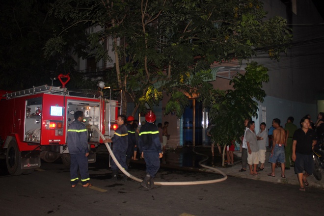 Phú Yên: Ngôi nhà 2 tầng bốc cháy trong ngày nghỉ lễ, 3 người may mắn thoát chết - Ảnh 1.