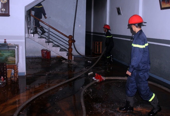 Phú Yên: Ngôi nhà 2 tầng bốc cháy trong ngày nghỉ lễ, 3 người may mắn thoát chết - Ảnh 2.