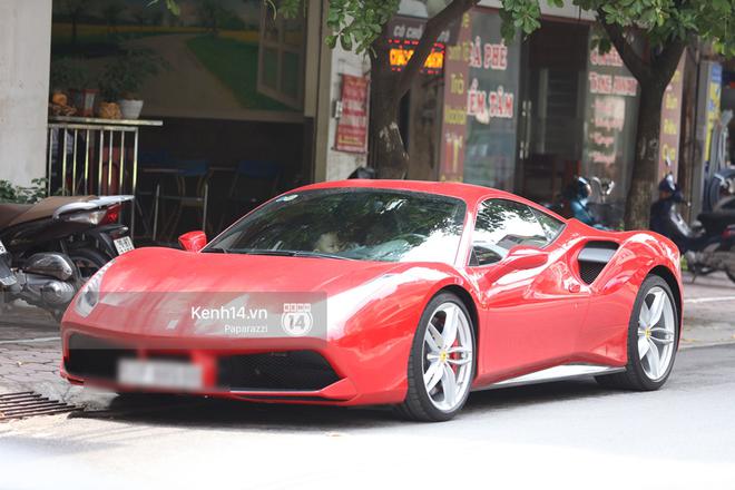 Tuấn Hưng chở vợ bằng xế khủng Ferrari 16 tỷ mới tậu nổi bật tr&ecirc;n phố - Ảnh 2.