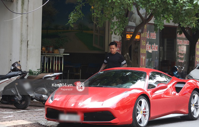 Tuấn Hưng chở vợ bằng xế khủng Ferrari 16 tỷ mới tậu nổi bật tr&ecirc;n phố - Ảnh 3.