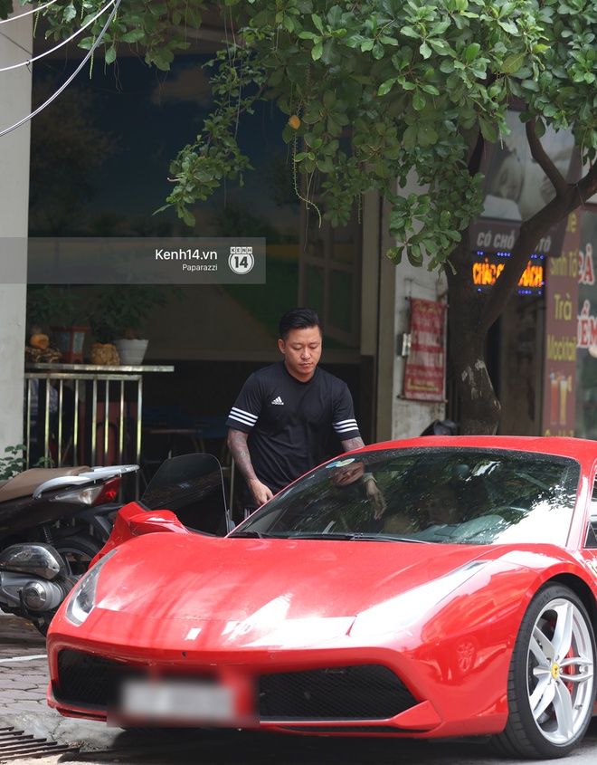 Tuấn Hưng chở vợ bằng xế khủng Ferrari 16 tỷ mới tậu nổi bật trên phố - Ảnh 4.