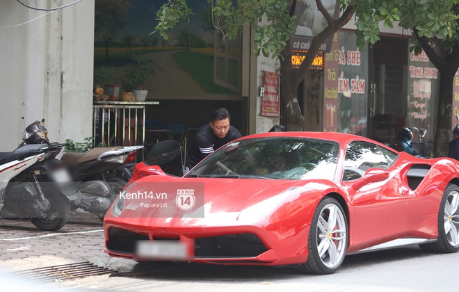 Tuấn Hưng chở vợ bằng xế khủng Ferrari 16 tỷ mới tậu nổi bật tr&ecirc;n phố - Ảnh 5.