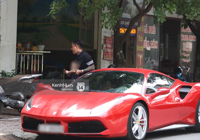 Tuấn Hưng chở vợ bằng xế khủng Ferrari 16 tỷ mới tậu nổi bật tr&ecirc;n phố - Ảnh 6.