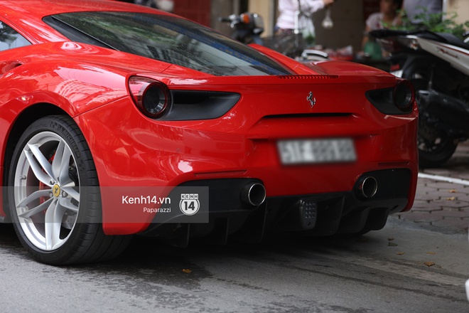 Tuấn Hưng chở vợ bằng xế khủng Ferrari 16 tỷ mới tậu nổi bật tr&ecirc;n phố - Ảnh 12.