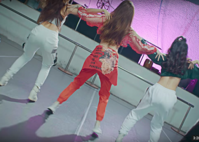 Cứ nghĩ Hà Hồ là phải diện hàng hiệu "tiền tấn", nhưng ở MV mới nhất lại không hề - Ảnh 9. Cứ nghĩ Hà Hồ là phải diện hàng hiệu "tiền tấn", nhưng ở MV mới nhất lại không hề - Ảnh 9.
