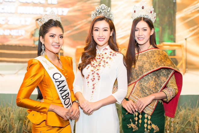 Hoa hậu Mỹ Linh tự tin đọ sắc, nổi bật bên Hoa hậu Lào và Campuchia - Ảnh 1.