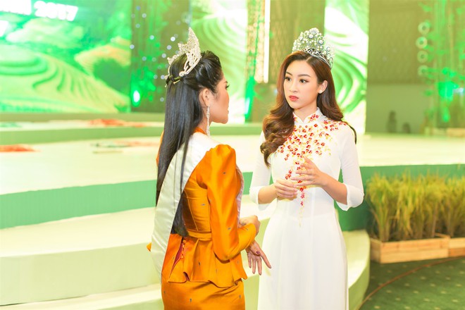 Hoa hậu Mỹ Linh tự tin đọ sắc, nổi bật bên Hoa hậu Lào và Campuchia - Ảnh 3.