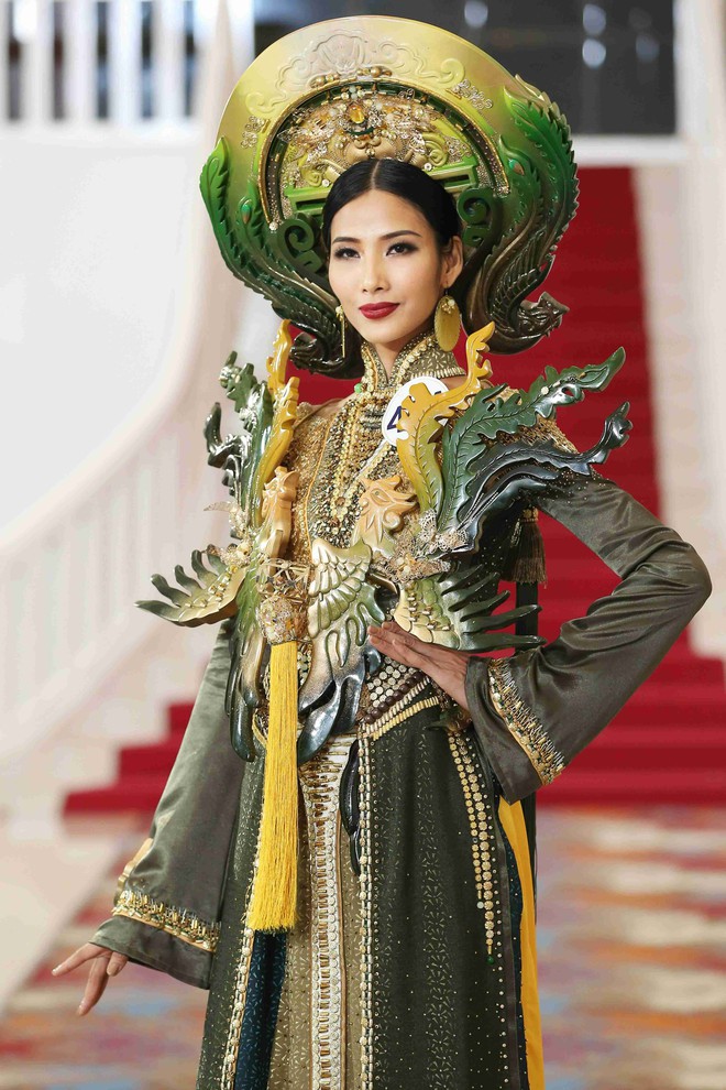 Hoàng Thùy, Cẩm Tiên cực lộng lẫy trong trang phục dân tộc tại HHHVVN - Ảnh 5.