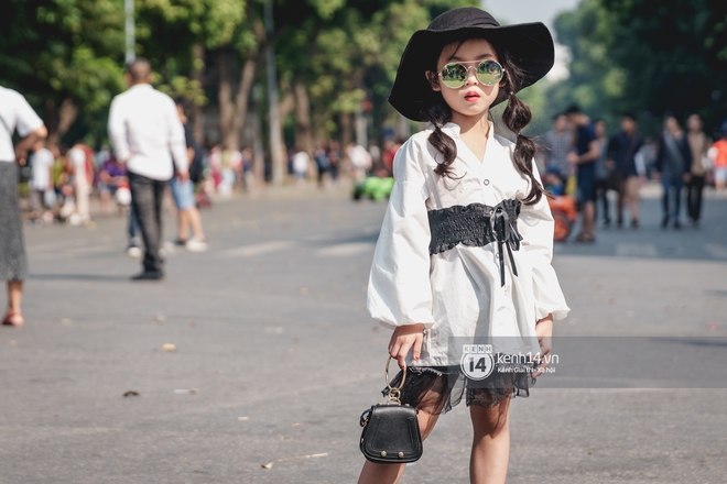 Street style ngày đầu VIFW: Giới trẻ Hà Nội ăn vận lồng lộn hơn hẳn năm trước, các nhóc tì mặc chất gây bão phố đi bộ - Ảnh 29.