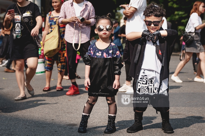 Street style ng&agrave;y đầu VIFW: Giới trẻ H&agrave; Nội ăn vận lồng lộn hơn hẳn năm trước, c&aacute;c nh&oacute;c t&igrave; mặc chất g&acirc;y b&atilde;o phố đi bộ - Ảnh 25.