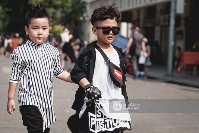 Street style ng&agrave;y đầu VIFW: Giới trẻ H&agrave; Nội ăn vận lồng lộn hơn hẳn năm trước, c&aacute;c nh&oacute;c t&igrave; mặc chất g&acirc;y b&atilde;o phố đi bộ - Ảnh 24.
