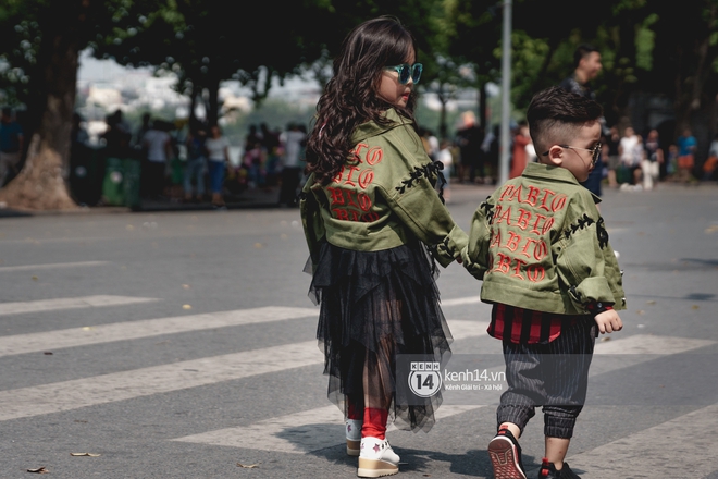 Street style ng&agrave;y đầu VIFW: Giới trẻ H&agrave; Nội ăn vận lồng lộn hơn hẳn năm trước, c&aacute;c nh&oacute;c t&igrave; mặc chất g&acirc;y b&atilde;o phố đi bộ - Ảnh 27.