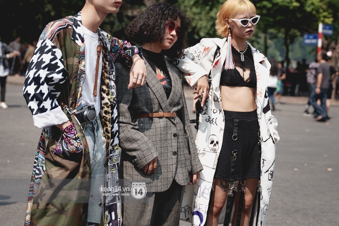 Street style ng&agrave;y đầu VIFW: Giới trẻ H&agrave; Nội ăn vận lồng lộn hơn hẳn năm trước, c&aacute;c nh&oacute;c t&igrave; mặc chất g&acirc;y b&atilde;o phố đi bộ - Ảnh 2.