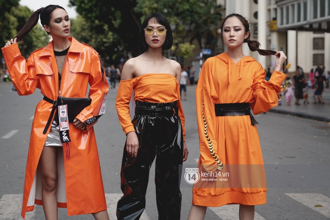 Street style ng&agrave;y đầu VIFW: Giới trẻ H&agrave; Nội ăn vận lồng lộn hơn hẳn năm trước, c&aacute;c nh&oacute;c t&igrave; mặc chất g&acirc;y b&atilde;o phố đi bộ - Ảnh 5.