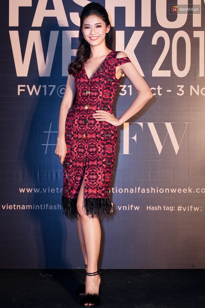 C&ugrave;ng khoe ngực đầy eo thon, Huyền My v&agrave; Đồng &Aacute;nh Quỳnh bất ph&acirc;n thắng bại tr&ecirc;n thảm đỏ VIFW ng&agrave;y 3 - Ảnh 7.