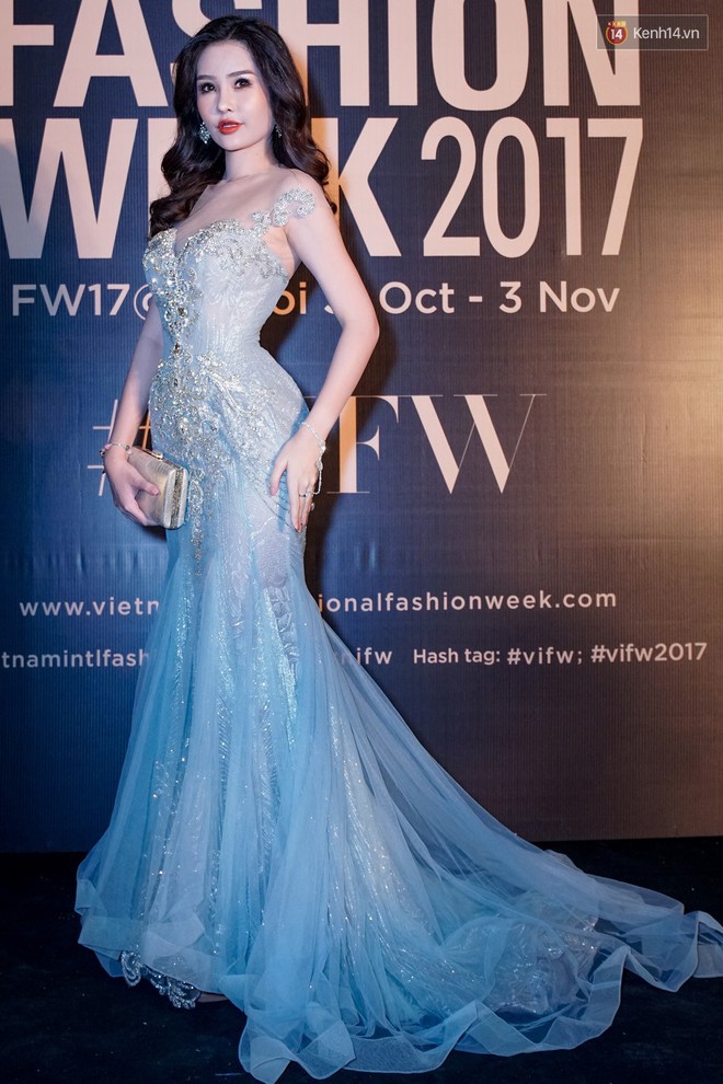 VIFW ng&agrave;y cuối: Hoa hậu Đại Dương Ng&acirc;n Anh khoe 3 v&ograve;ng bốc lửa, &Aacute; hậu T&uacute; Anh rạng rỡ tr&ecirc;n thảm đỏ - Ảnh 2.