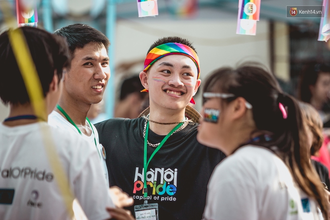 Khoảnh khắc hạnh phúc và những nụ hôn rực rỡ trong Ngày hội tự hào LGBT+ ở Sài Gòn và Hà Nội - Ảnh 4.