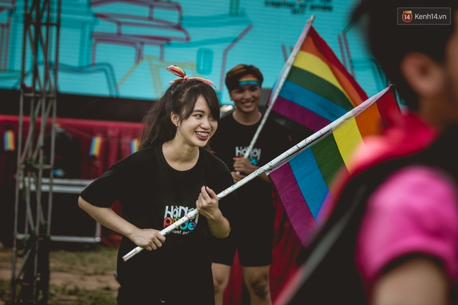 Khoảnh khắc hạnh phúc và những nụ hôn rực rỡ trong Ngày hội tự hào LGBT+ ở Sài Gòn và Hà Nội - Ảnh 11.