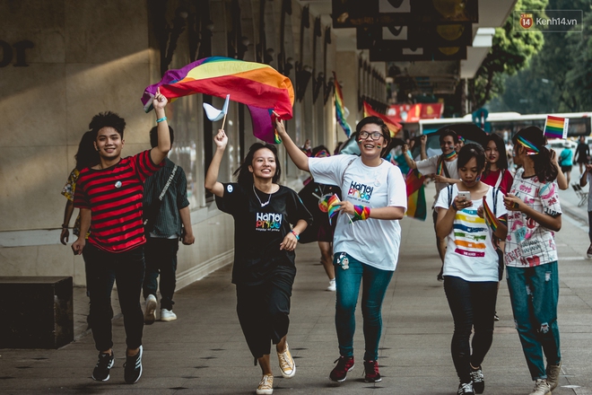 Khoảnh khắc hạnh phúc và những nụ hôn rực rỡ trong Ngày hội tự hào LGBT+ ở Sài Gòn và Hà Nội - Ảnh 3.