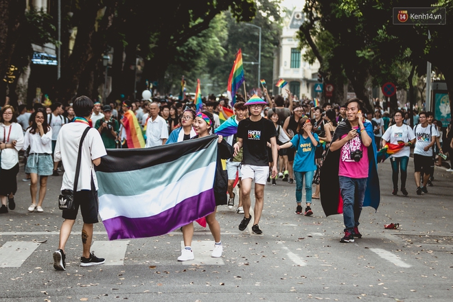 Khoảnh khắc hạnh phúc và những nụ hôn rực rỡ trong Ngày hội tự hào LGBT+ ở Sài Gòn và Hà Nội - Ảnh 2.