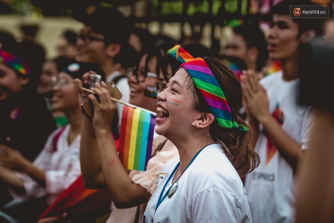 Khoảnh khắc hạnh phúc và những nụ hôn rực rỡ trong Ngày hội tự hào LGBT+ ở Sài Gòn và Hà Nội - Ảnh 8.