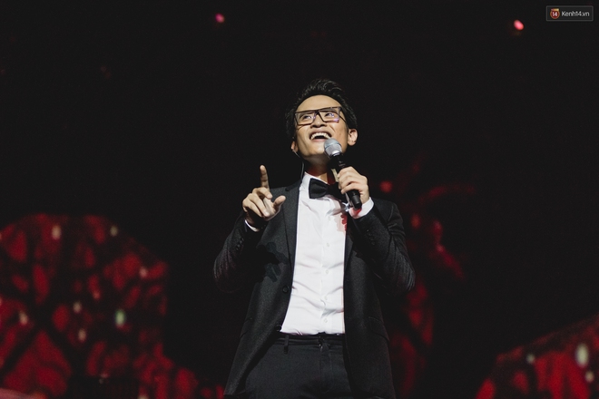 Hà Anh Tuấn khiến fan phát cuồng khi bất ngờ hát Người tình mùa đông trong đêm thứ hai của concert - Ảnh 2.