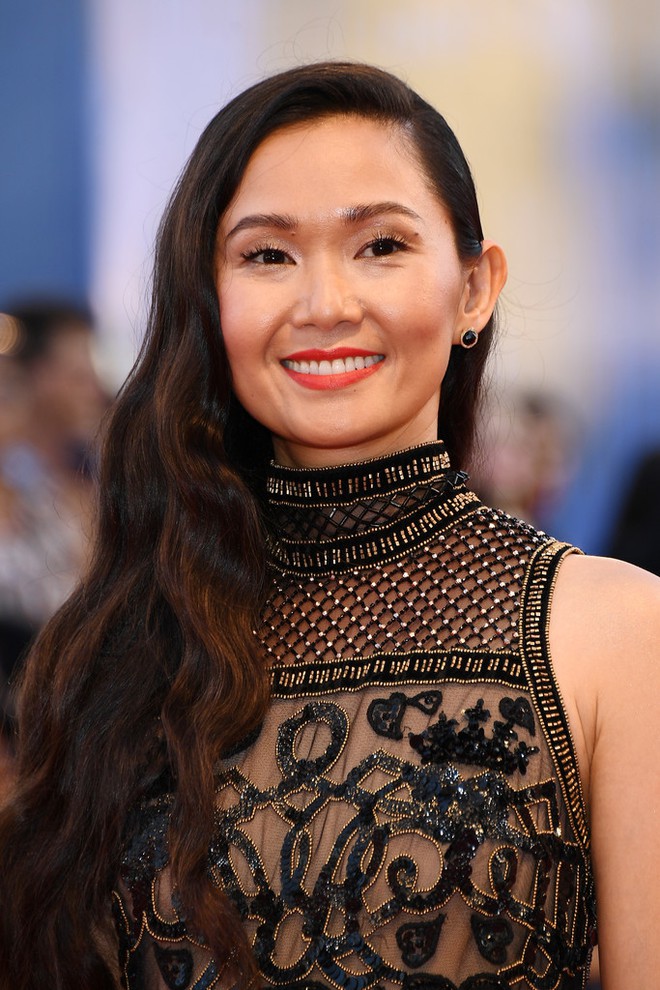 Thảm đỏ LHP Venice: Nữ diễn viên gốc Việt tỏa sáng bên dàn mỹ nhân khoe ngực gợi cảm - Ảnh 2.