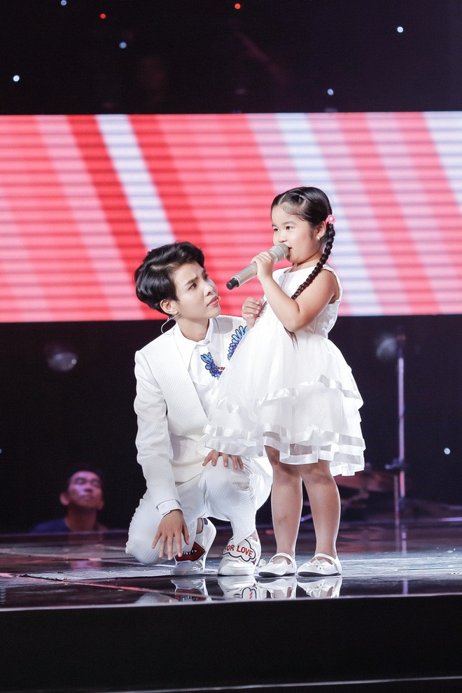 Giọng h&aacute;t Việt nh&iacute;: Cậu b&eacute; d&acirc;n ca phụ gia đ&igrave;nh ở rừng cao su g&acirc;y x&uacute;c động với giọng ca nức nở - Ảnh 22.