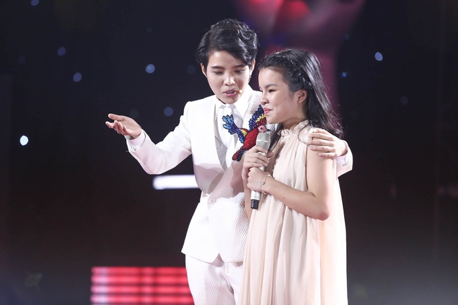 Giọng h&aacute;t Việt nh&iacute;: Cậu b&eacute; d&acirc;n ca phụ gia đ&igrave;nh ở rừng cao su g&acirc;y x&uacute;c động với giọng ca nức nở - Ảnh 5.