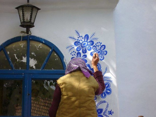 Ngôi nhà tường trắng đơn sơ nhưng dưới đôi bàn tay của cụ bà 90 tuổi, nó đã biến thành bức tranh họa tiết tuyệt đẹp - Ảnh 8.