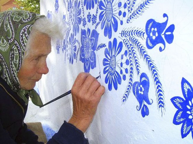 Ngôi nhà tường trắng đơn sơ nhưng dưới đôi bàn tay của cụ bà 90 tuổi, nó đã biến thành bức tranh họa tiết tuyệt đẹp - Ảnh 12.